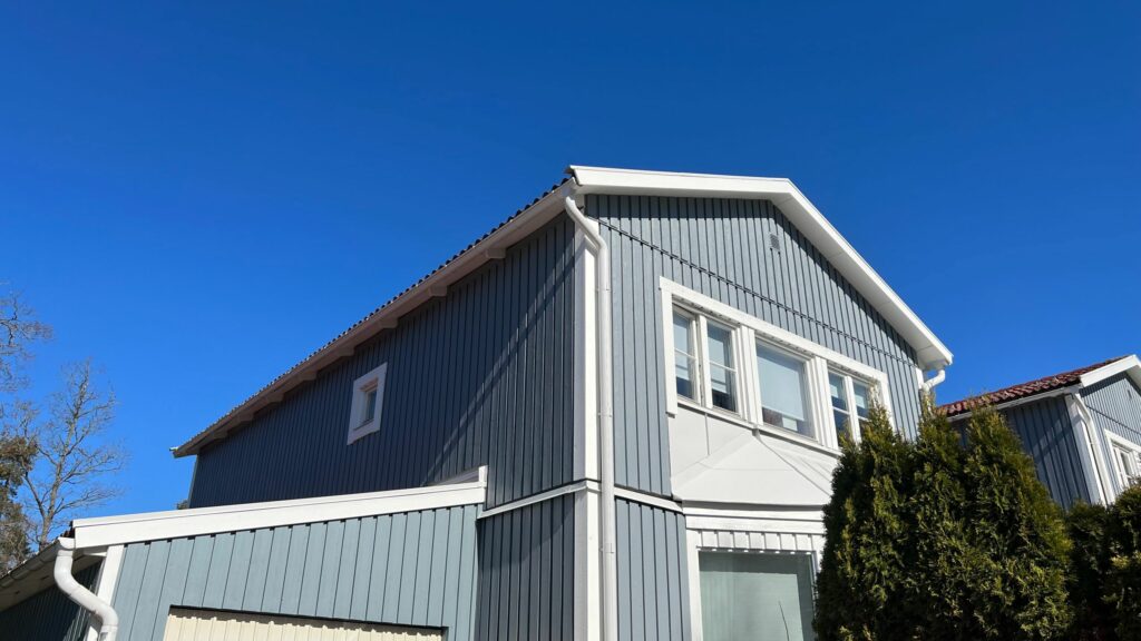 Hus med nymålad fasad