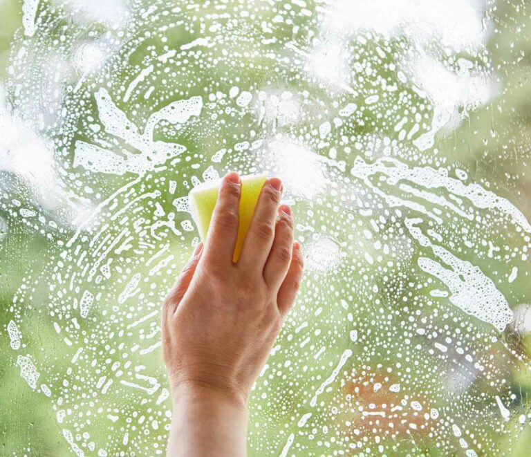 tvätta fönster mot en grön bakgrund